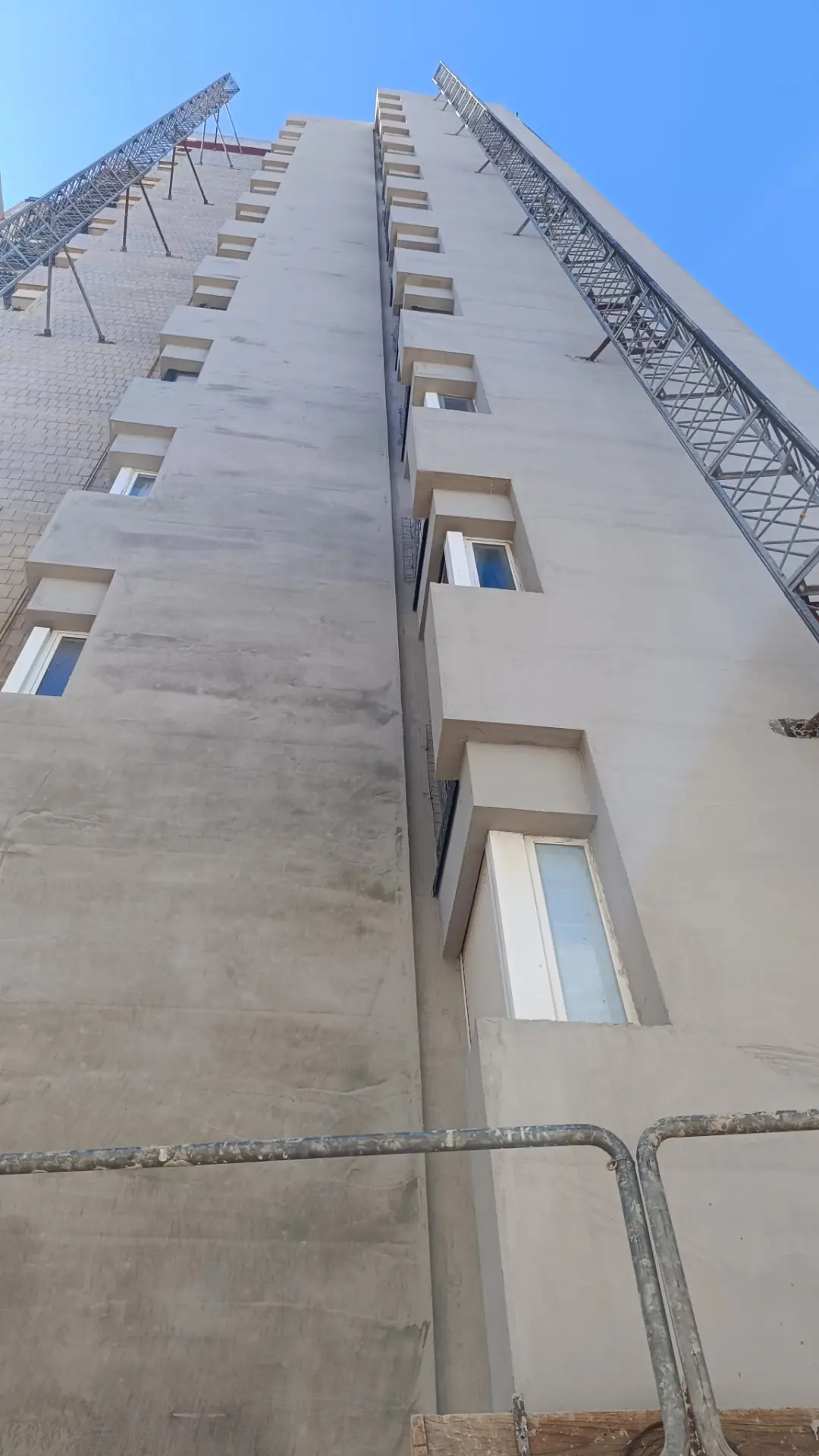Fachada con sistema SATE en ejecución y capa base aplicada