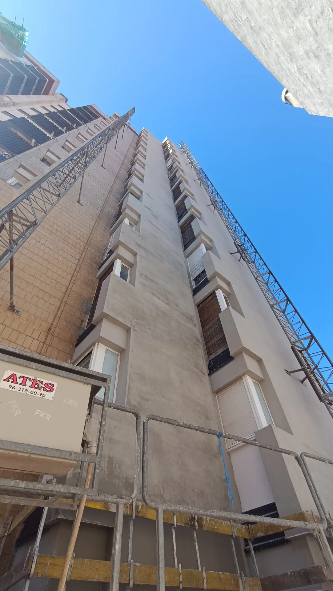 Andamio y plataforma de trabajo en una rehabilitación de fachada con SATE