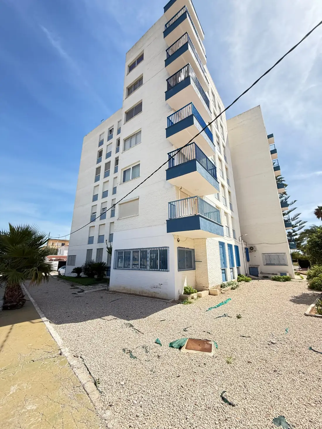 Bloque de viviendas en la costa de Castellón antes de aislar la fachada