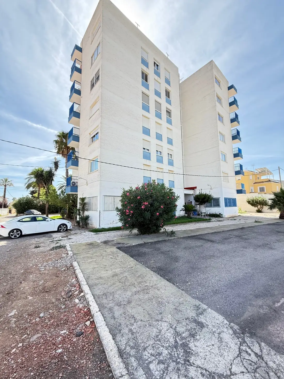 Fachada de edificio residencial con frentes de forjado y balcones antes de la intervención