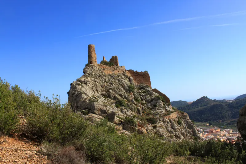 Castillo de Borriol sobre el pueblo