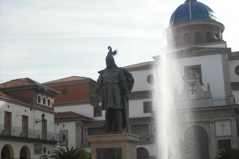 Plaça Major de Nules con el monumento a Jaume I